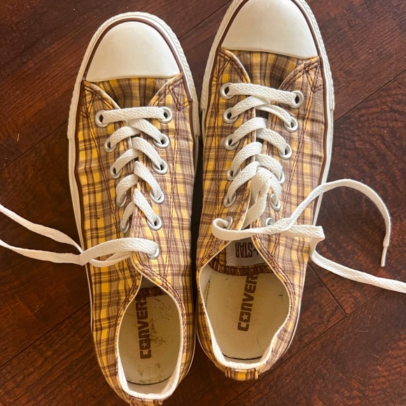 Converse shoes. worn once. Great design - Picture 1 of 6